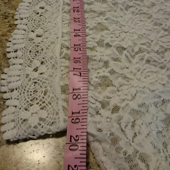 Lovely 153 Cream Lace Crop Top Size Medium - Picture 6 of 8